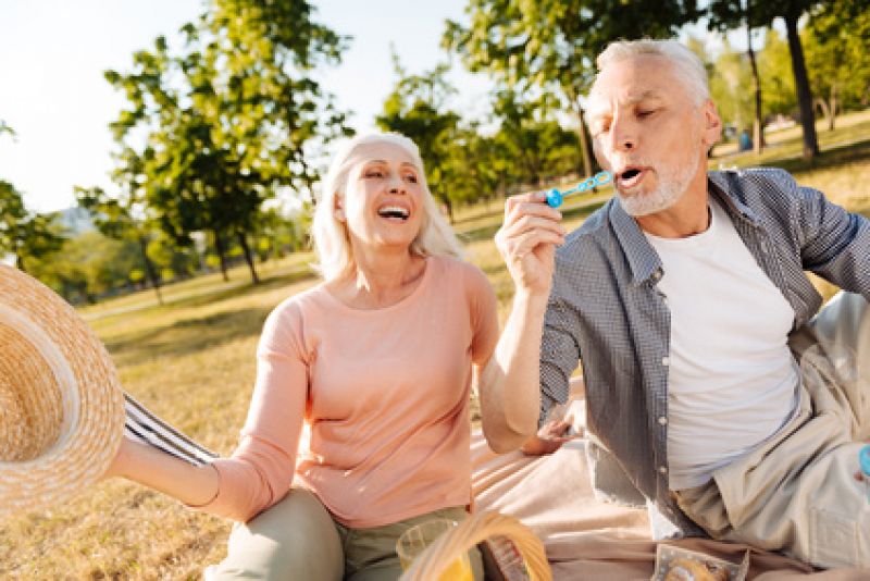 Une coupe âgé s’amuse ensemble Une coupe âgé s'amuse ensemble