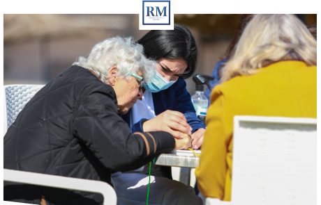 une personne âgé qui fait de la broderie