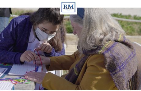 une personne âgé qui fait de la broderie