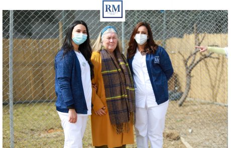 des aides soignantes qui se pose avec une personne âgé