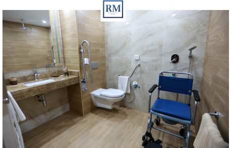 salle de bain avec une chaise roulant à Resort Medical Sousse