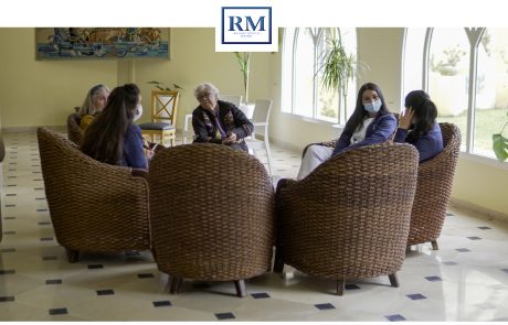 Des aide soignantes se discutent avec des personnes âgé