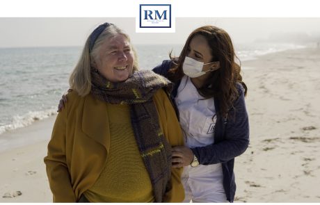 Une aide soignante et une personne âgé qui rient