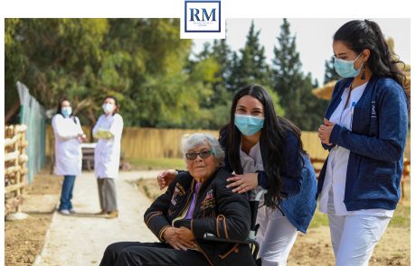 Se poser devant la camera à la ferme de Resort Medical Sousse